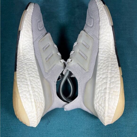 Size 7.5 - Women’s Adidas Ultraboost 22 Gray shoes - Picture 4 of 9